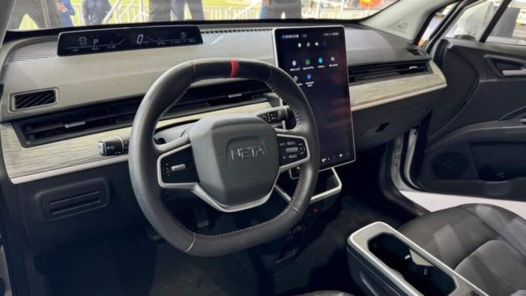 Neta Aya Comfort dentro